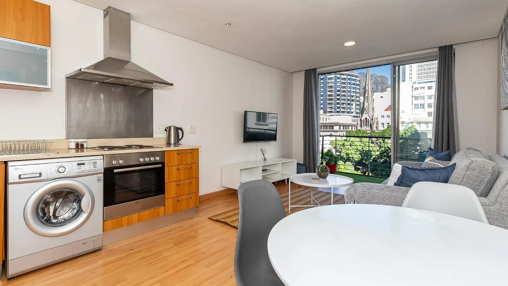 Pristine 1 Bedroom Unit In The City With Balcony Cape Town 0*,